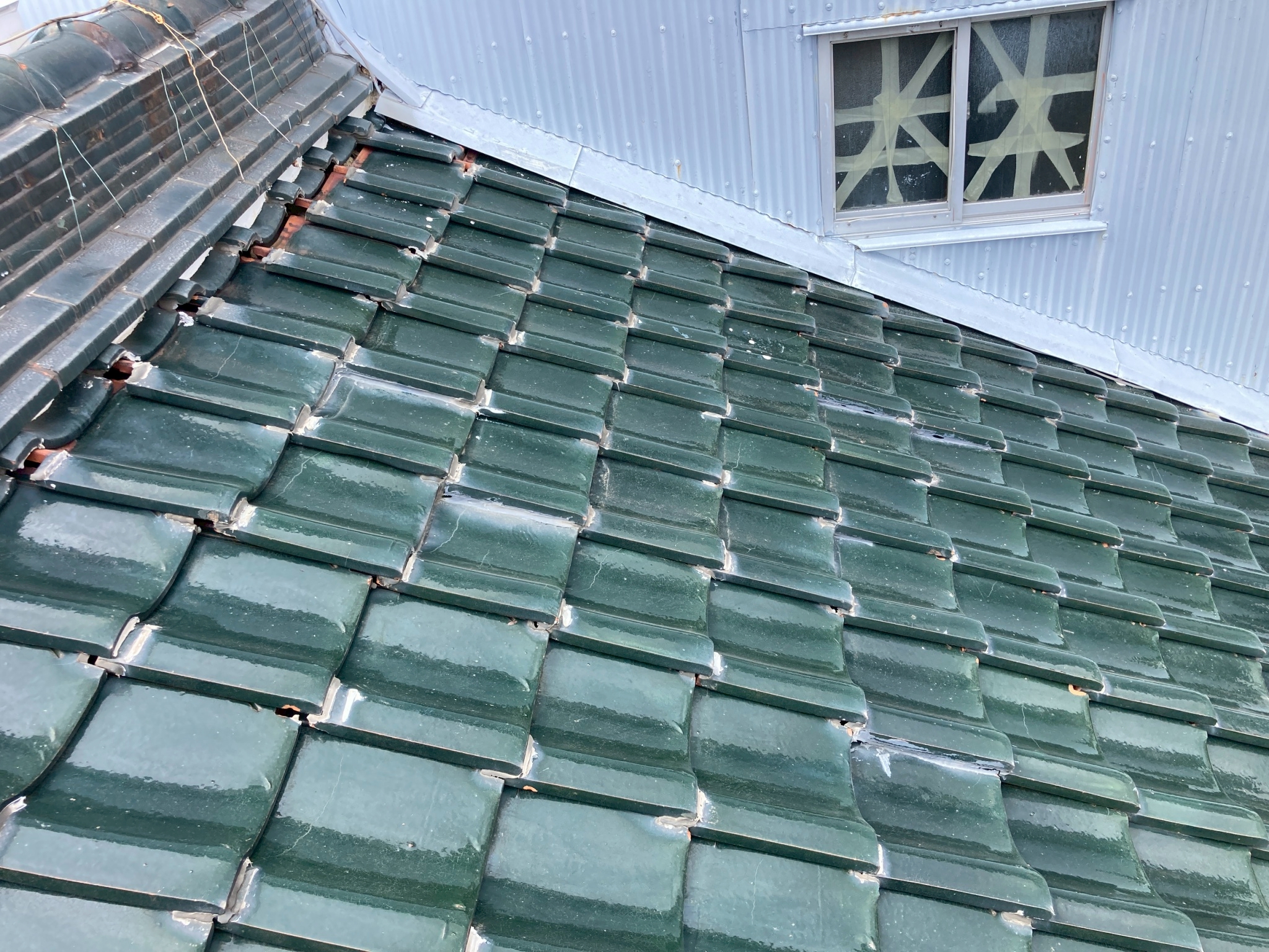 岐阜市の広範囲で瓦のズレ、瓦の隙間から下地が見えてしまっていた